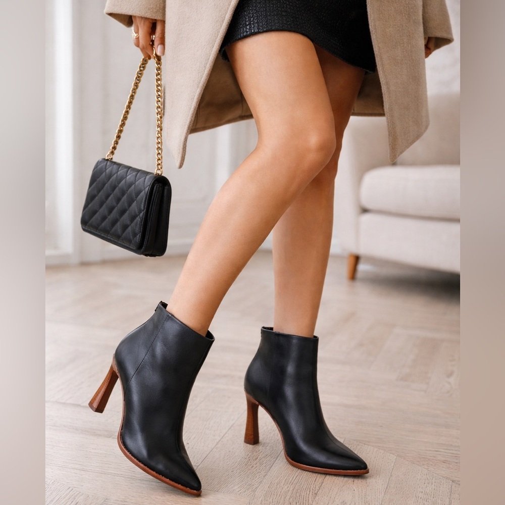 Vince Camuto Black Leather Ankle Boots‎ 7.5M / 38EU Unique Sculpted Heel Chic
